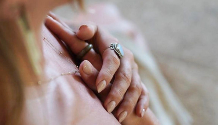 Ilustrasi perempuan meditasi (Pinterest)