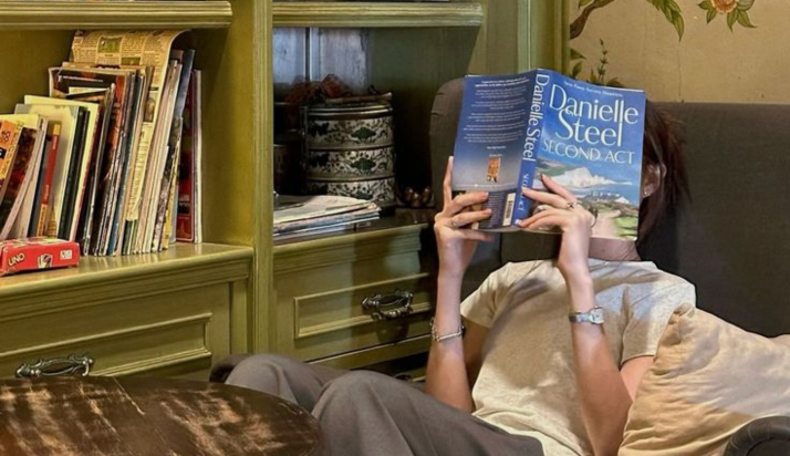 Ilustrasi perempuan membaca buku (Pinterest)