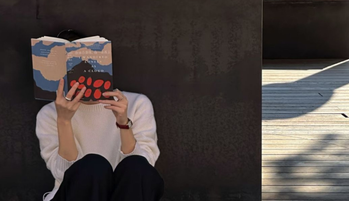 Ilustrasi perempuan membaca buku (Pinterest)