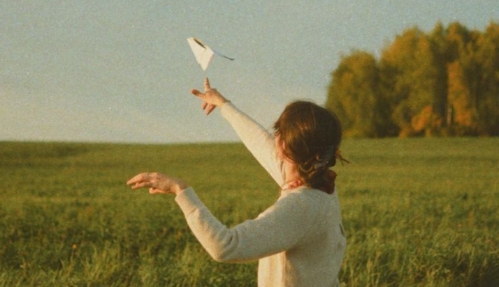 Ilustrasi perempuan bermain di alam (Pinterest)